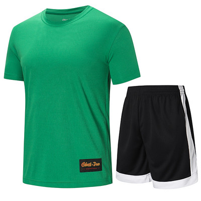 Moterų krepšinio komandą sudaro šortai su tamprėmis ir marškinėliai