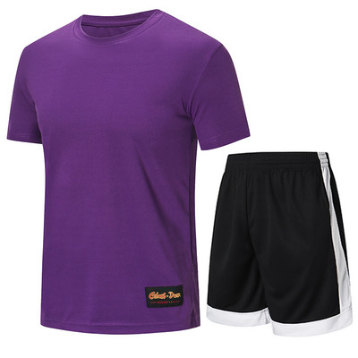 Moterų krepšinio komandą sudaro šortai su tamprėmis ir marškinėliai