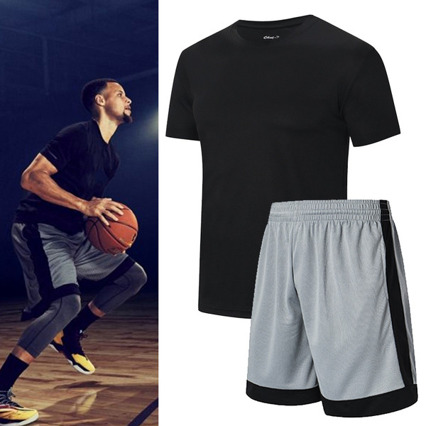 Moterų krepšinio komandą sudaro šortai su tamprėmis ir marškinėliai