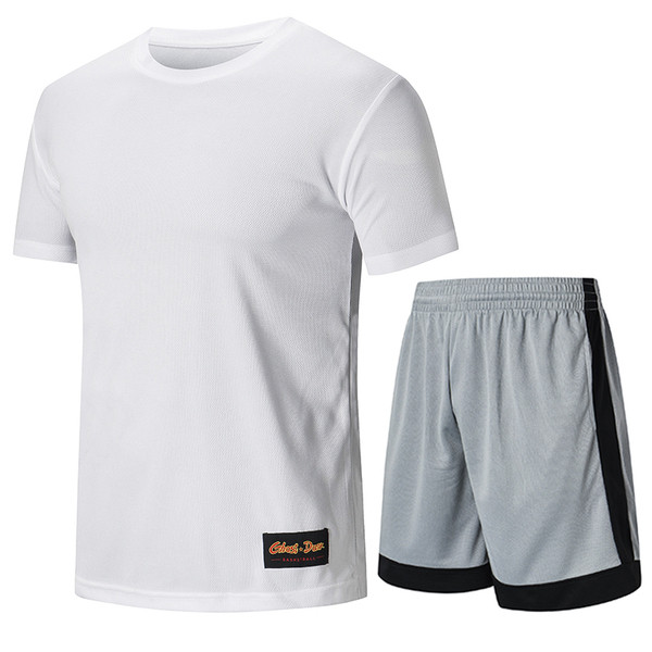 Moterų krepšinio komandą sudaro šortai su tamprėmis ir marškinėliai