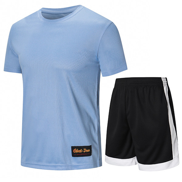 Moterų krepšinio komandą sudaro šortai su tamprėmis ir marškinėliai