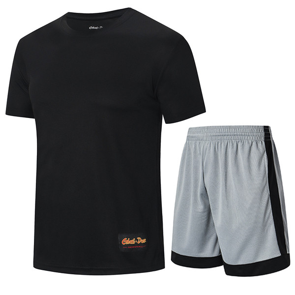 Moterų krepšinio komandą sudaro šortai su tamprėmis ir marškinėliai