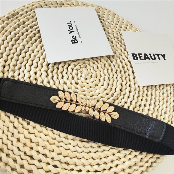 Vékony női rugalmas öv fém elemmel