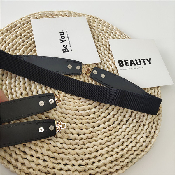 Vékony női rugalmas öv fém elemmel