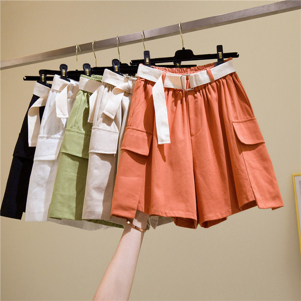 Női alkalmi rövidnadrág övvel és magas derékkal