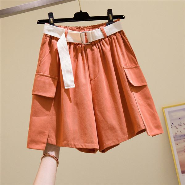 Női alkalmi rövidnadrág övvel és magas derékkal