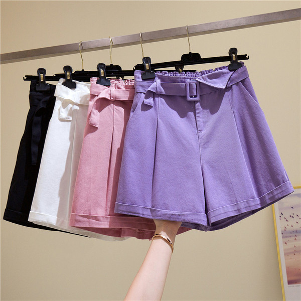 Alkalmi női rövidnadrág övvel és magas derékkal