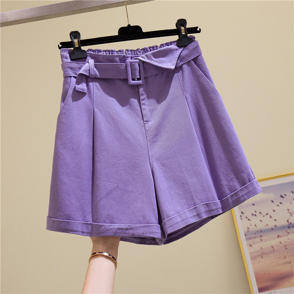 Alkalmi női rövidnadrág övvel és magas derékkal