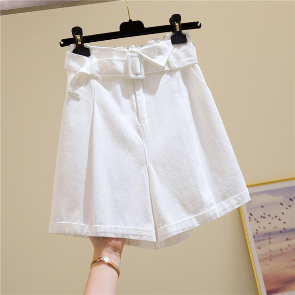 Alkalmi női rövidnadrág övvel és magas derékkal