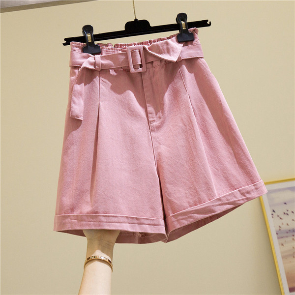 Alkalmi női rövidnadrág övvel és magas derékkal