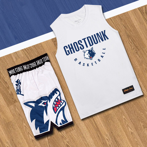 Krepšinio komanda su šortais ir marškinėliais