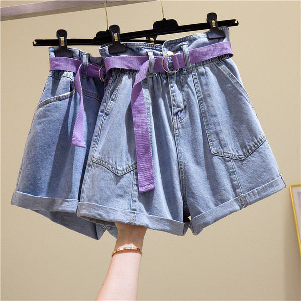 Ženske kratke traperice s remenom i visokim strukom