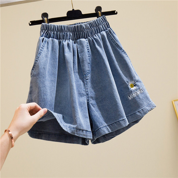 Rövidnadrág elasztikus derékkal és hímzéssel