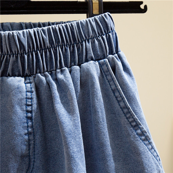 Rövidnadrág elasztikus derékkal és hímzéssel