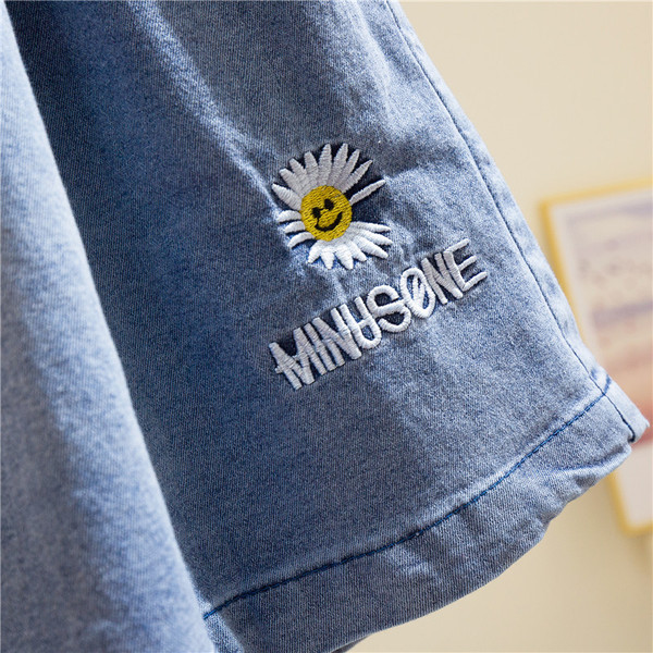 Rövidnadrág elasztikus derékkal és hímzéssel