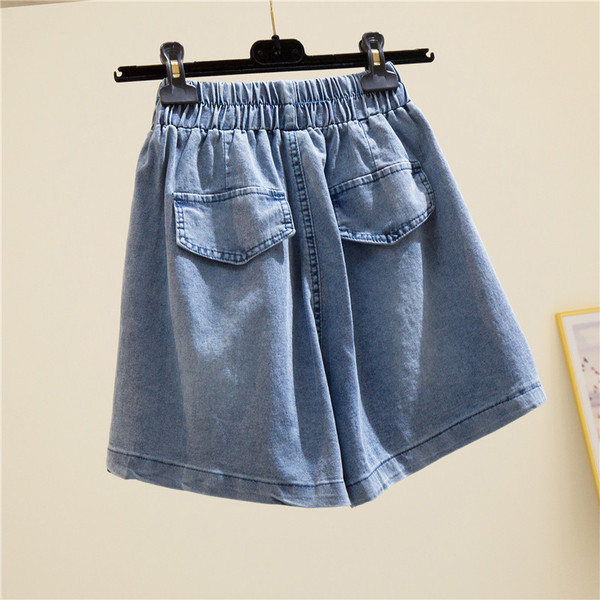 Rövidnadrág elasztikus derékkal és hímzéssel