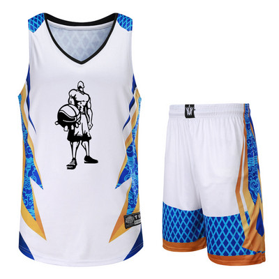 Basketbola komanda baltā krāsā ar uzrakstiem