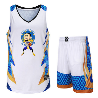 Basketbola komanda baltā krāsā ar uzrakstiem