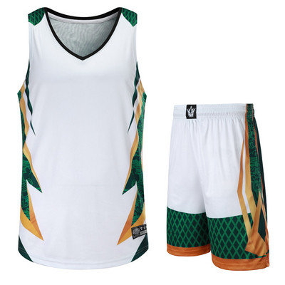 Basketbola komanda baltā krāsā ar uzrakstiem