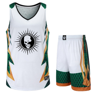 Basketbola komanda baltā krāsā ar uzrakstiem