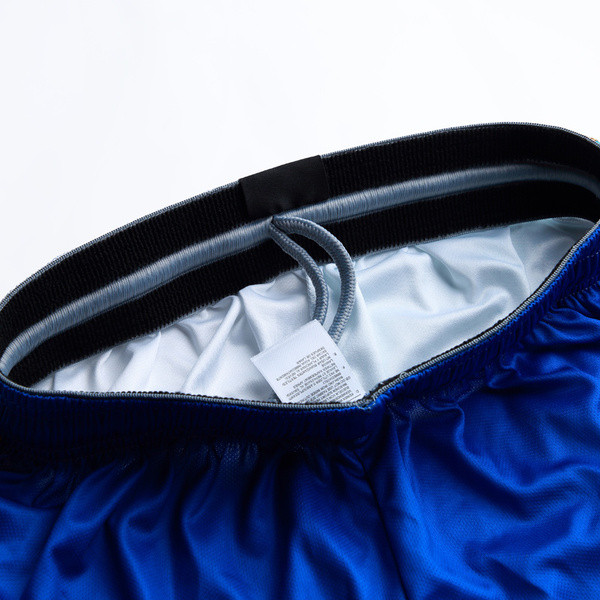 Kosárlabda csapat fehér feliratokkal