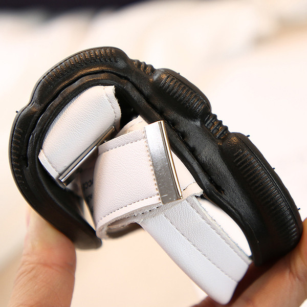 Modern gyerekszandál sima modell matricákkal