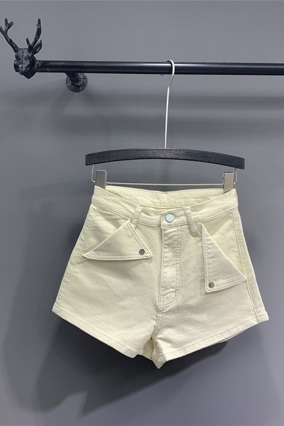 Zsebekkel ellátott női rövidnadrág új modellje - magas derék