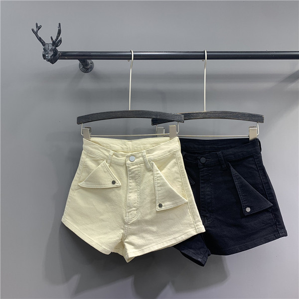 Zsebekkel ellátott női rövidnadrág új modellje - magas derék