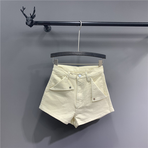 Zsebekkel ellátott női rövidnadrág új modellje - magas derék