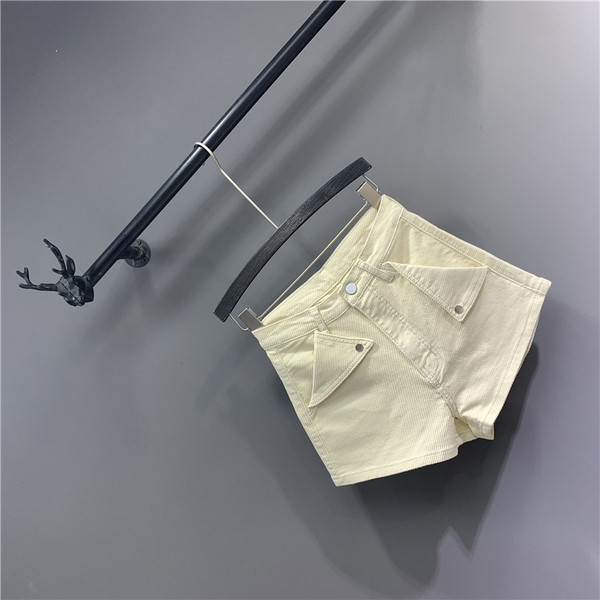 Zsebekkel ellátott női rövidnadrág új modellje - magas derék