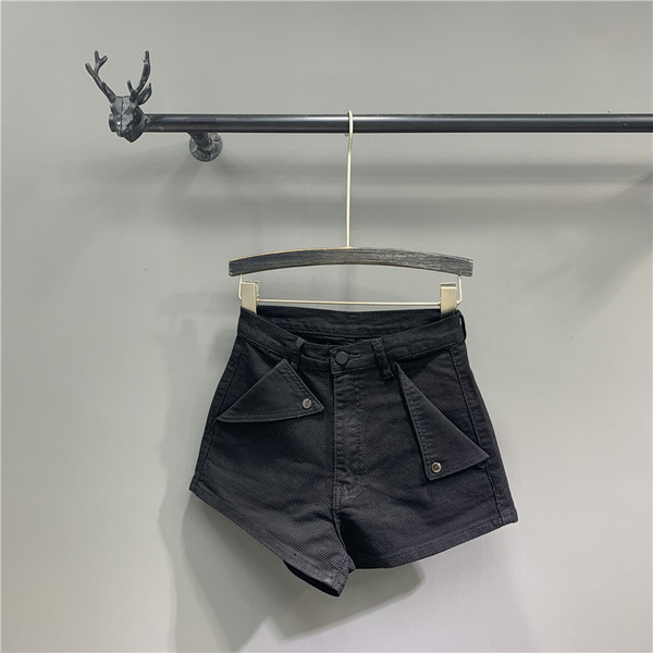 Zsebekkel ellátott női rövidnadrág új modellje - magas derék