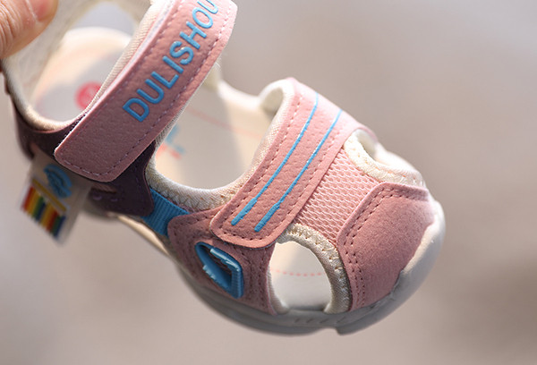 Moderne dječje sandale sa zakrpom i vezom