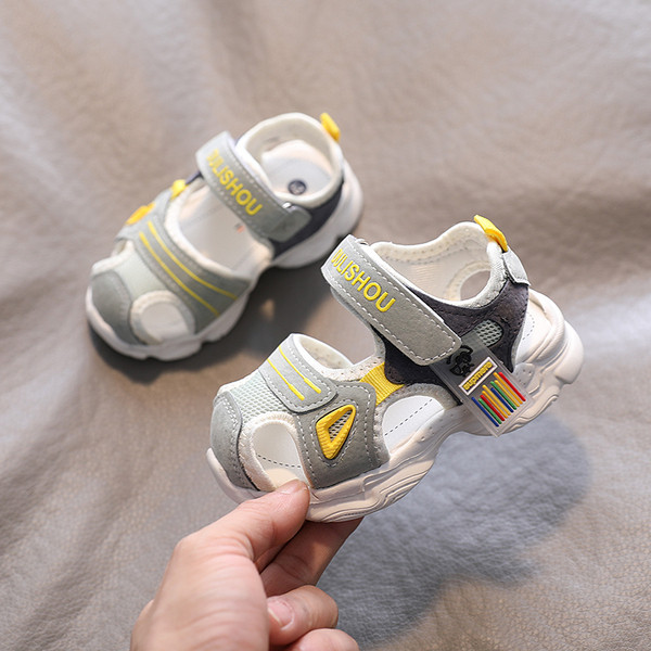 Moderne dječje sandale sa zakrpom i vezom