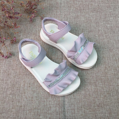 Modern gyerekszandál foltokkal és fürtökkel