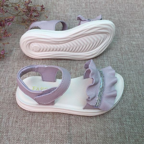 Modern gyerekszandál foltokkal és fürtökkel