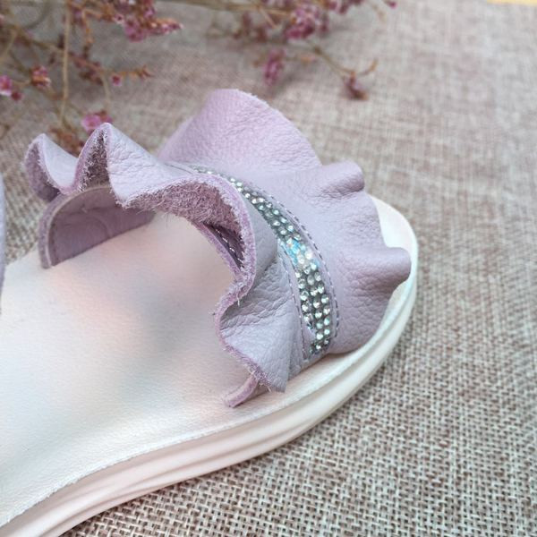 Modern gyerekszandál foltokkal és fürtökkel