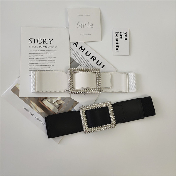 Široki elastični pojas s metalnom kopčom i ukrasnim kamenčićima