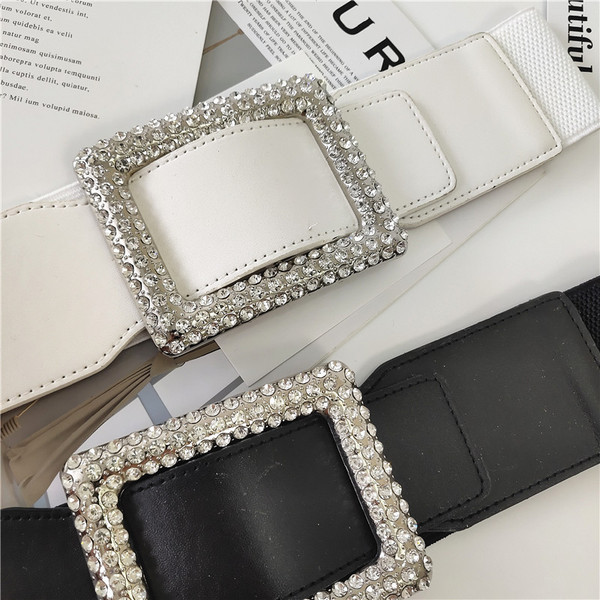 Široki elastični pojas s metalnom kopčom i ukrasnim kamenčićima