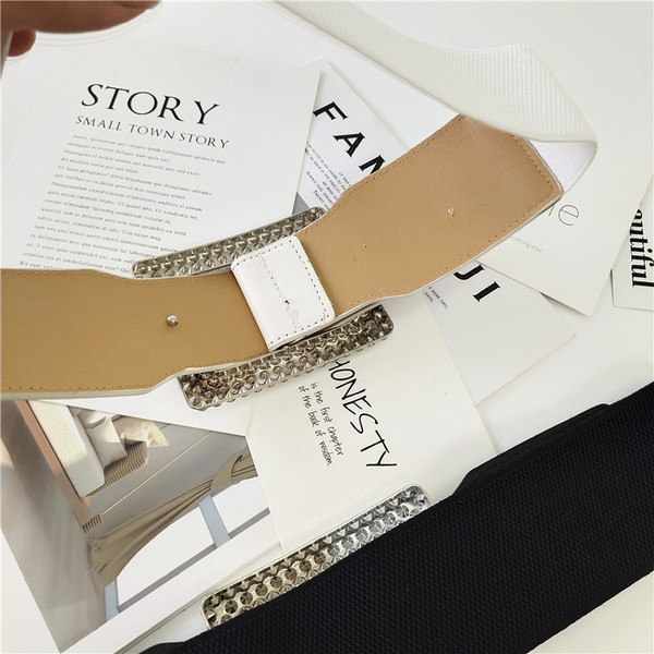 Široki elastični pojas s metalnom kopčom i ukrasnim kamenčićima