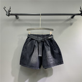 Női rövidnadrág széles modell övvel és hímzéssel