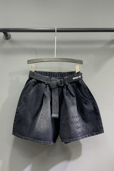 Női rövidnadrág széles modell övvel és hímzéssel