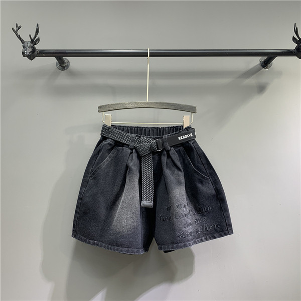 Női rövidnadrág széles modell övvel és hímzéssel