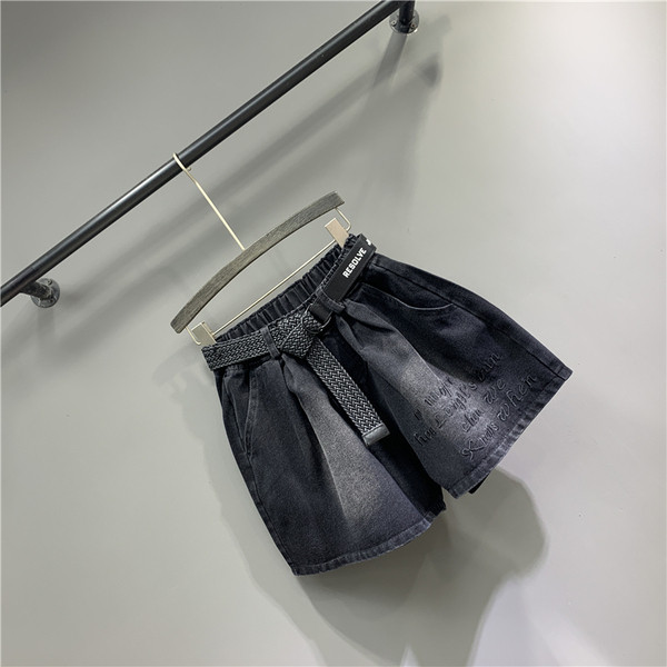 Női rövidnadrág széles modell övvel és hímzéssel