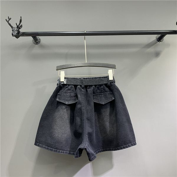 Női rövidnadrág széles modell övvel és hímzéssel