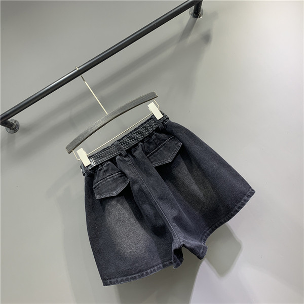 Női rövidnadrág széles modell övvel és hímzéssel