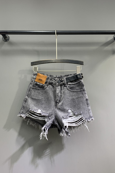 Női rövidnadrág szakadt elemekkel szürke színben