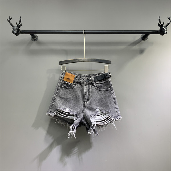 Női rövidnadrág szakadt elemekkel szürke színben