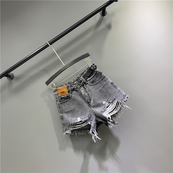 Női rövidnadrág szakadt elemekkel szürke színben