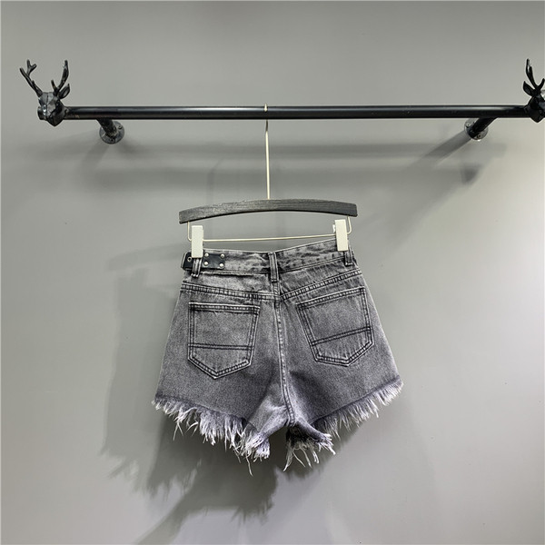 Női rövidnadrág szakadt elemekkel szürke színben