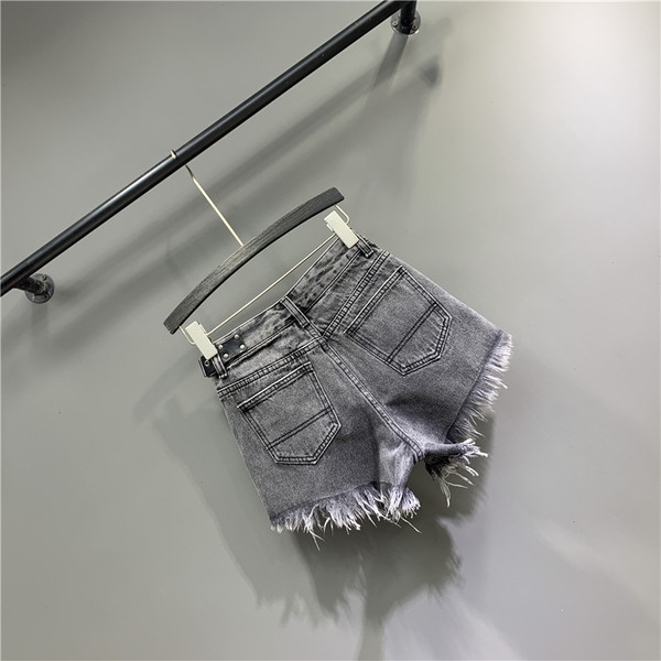 Női rövidnadrág szakadt elemekkel szürke színben